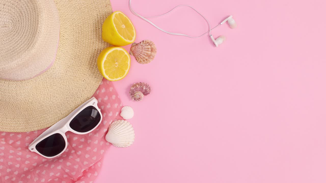 el marco espacial de copia aparece junto a los accesorios de playa de moda de verano en un fondo rosa pastel.