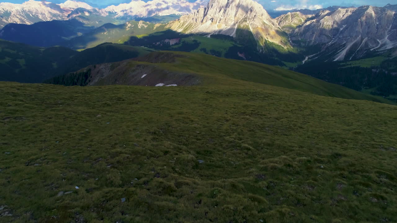 고독한 남쪽 티롤 peitlerkofel 햇볕에 쬐인 산봉우리를 드러내는 초원 초원 조감도