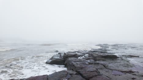 Escena-Muy-Brumosa-Y-Con-Niebla-En-La-Costa-Del-Reino-Unido.