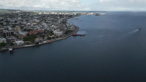 Luftaufnahme-Des-Flussufers-Der-Skyline-Von-Santarém-Pará,-Brasilien,-Tapajós-Und-Amazonas,-Panorama-Stadtbild-Drohnenaufnahme