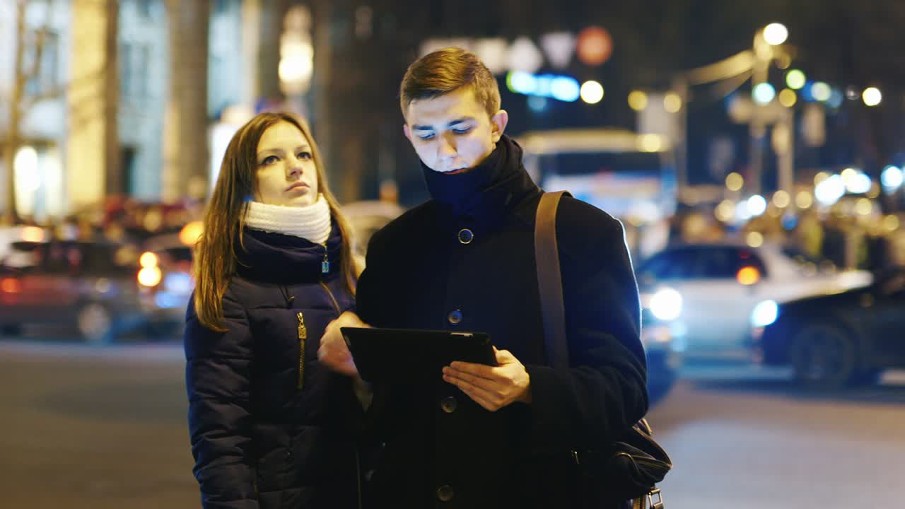 молодая пара использует планшет для получения указаний 1