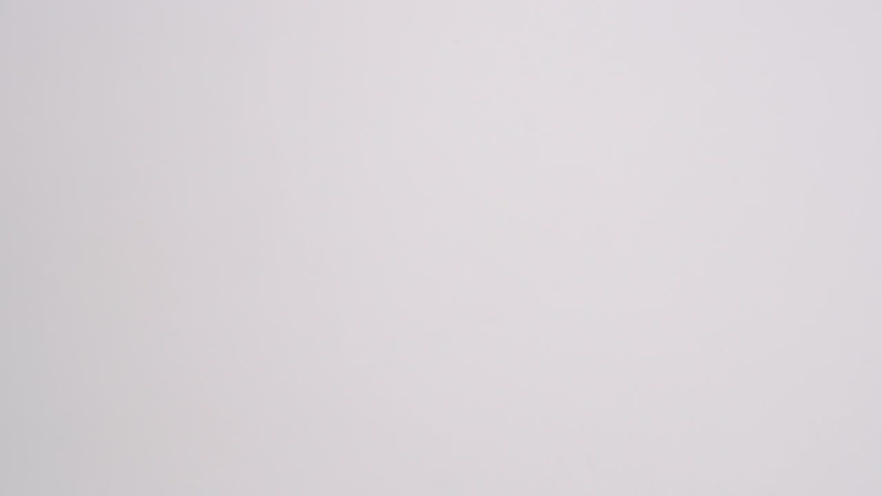 palos enteros sin envolver de mantequilla amarilla lloviendo sobre fondo blanco en cámara lenta