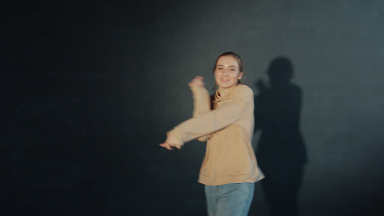 스튜디오에서 춤을 추는 여자