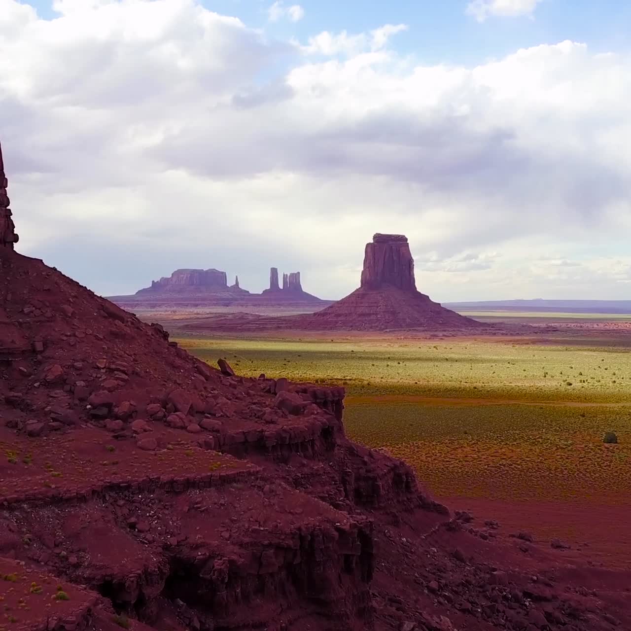 hermosa antena inspiradora revela las colinas de monument valley, utah 1