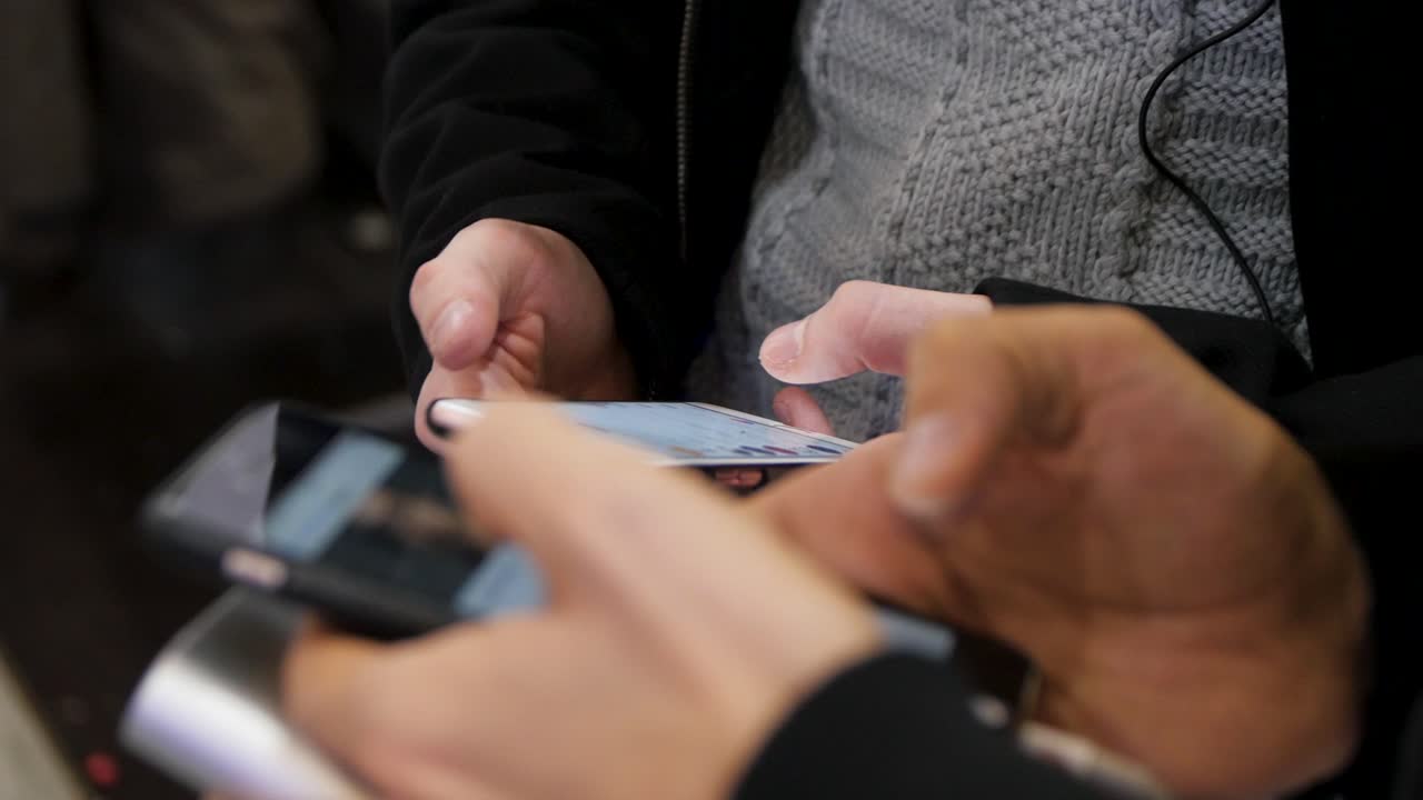 personas que utilizan teléfonos inteligentes