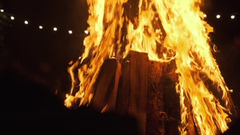 una gran hoguera ardiendo por la noche. cámara lenta. el fondo del gran fuego