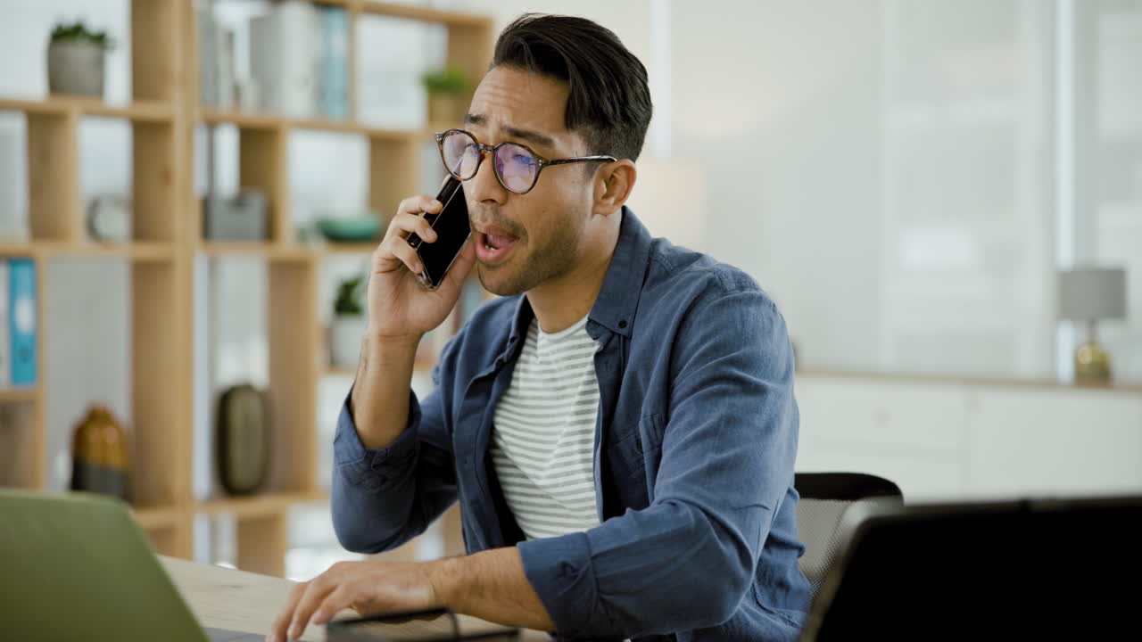 책상 에서 일 하는 사람