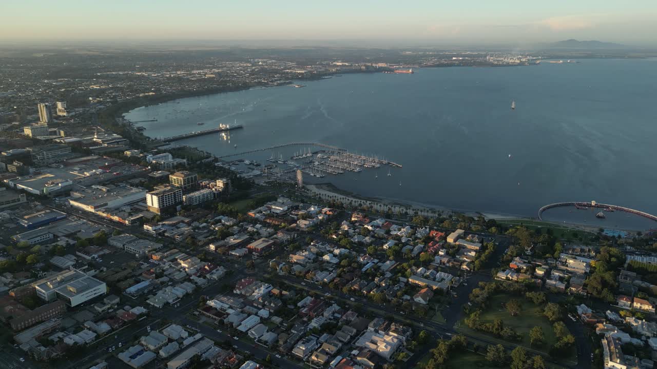 Città portuale di Geelong al tramonto, Baia di Corio vicino a Melbourne, stato di Victoria in Australia.