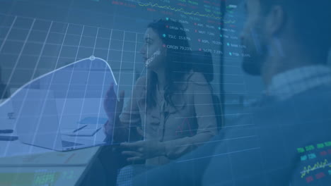animación de múltiples gráficos y tableros de negociación, diversos compañeros de trabajo discutiendo informes en la oficina