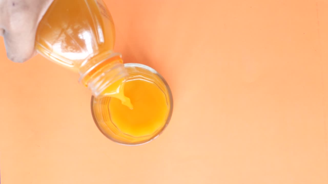 오렌지 주스가 유리잔에 여