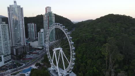 Vista-Aérea-De-La-Rueda-De-La-Fortuna-En-Balneario-Camboriu,-Brasil