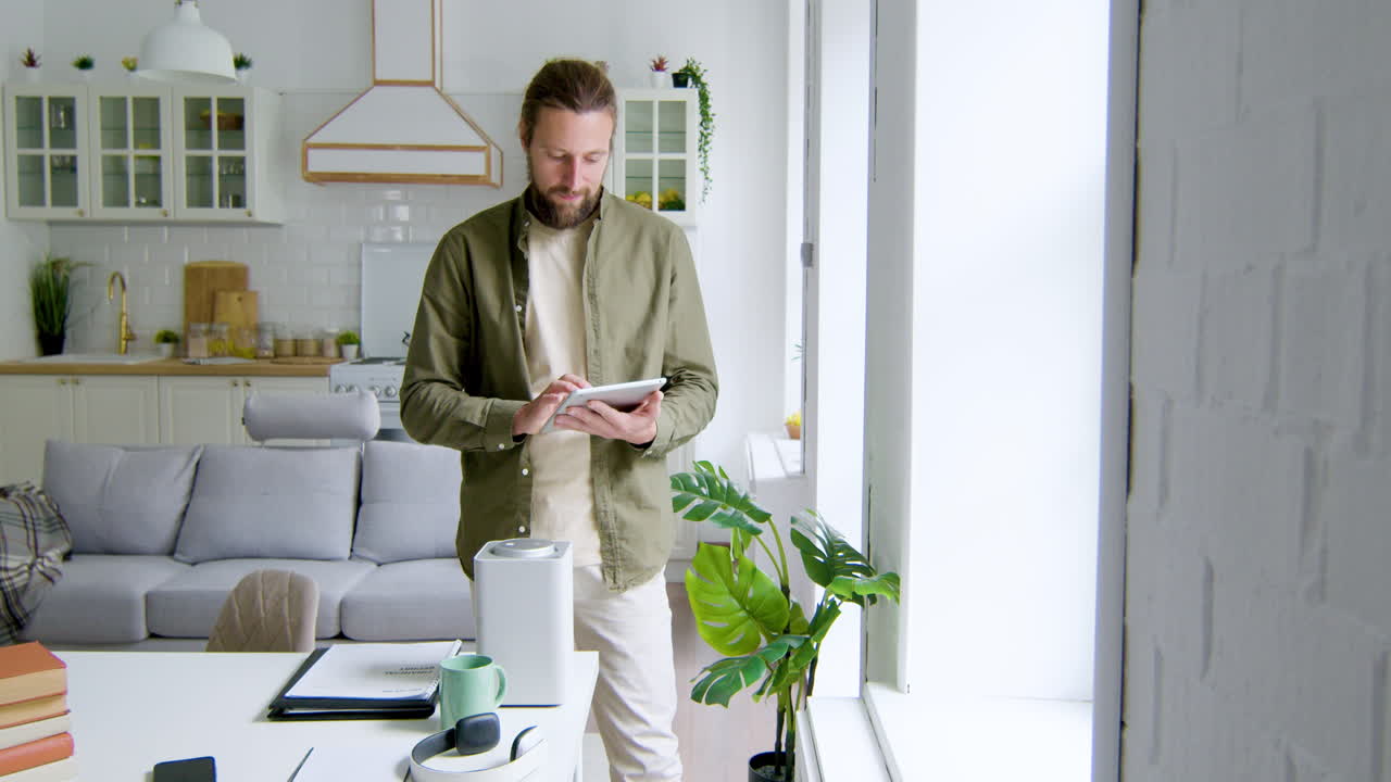 거실에 있는 남자