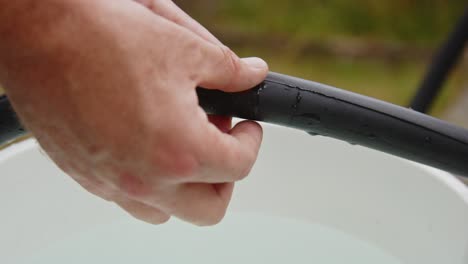 colocando a mano un parche de goma de reparación en un neumático de bicicleta perforado