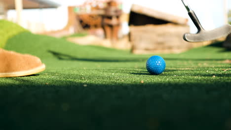 Ein-Mann,-Der-Minigolf-Spielt,-Macht-Einen-Putt-Auf-Dem-Putting-Green