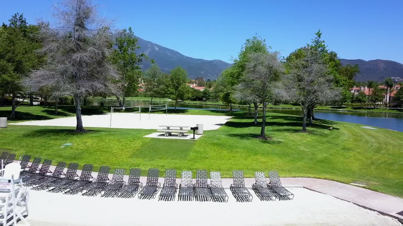 커뮤니티 레이크 클럽하우스 비치 발리볼 코트의 공중 비행