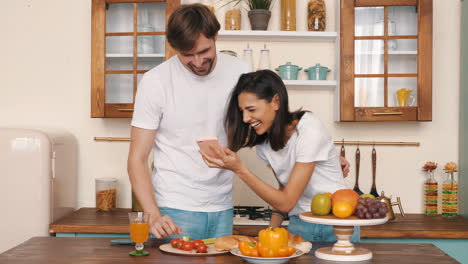 pareja cocinando y compartiendo una comida en una cocina