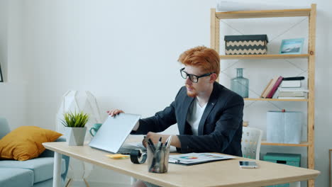 стрессный бизнесмен на работе.