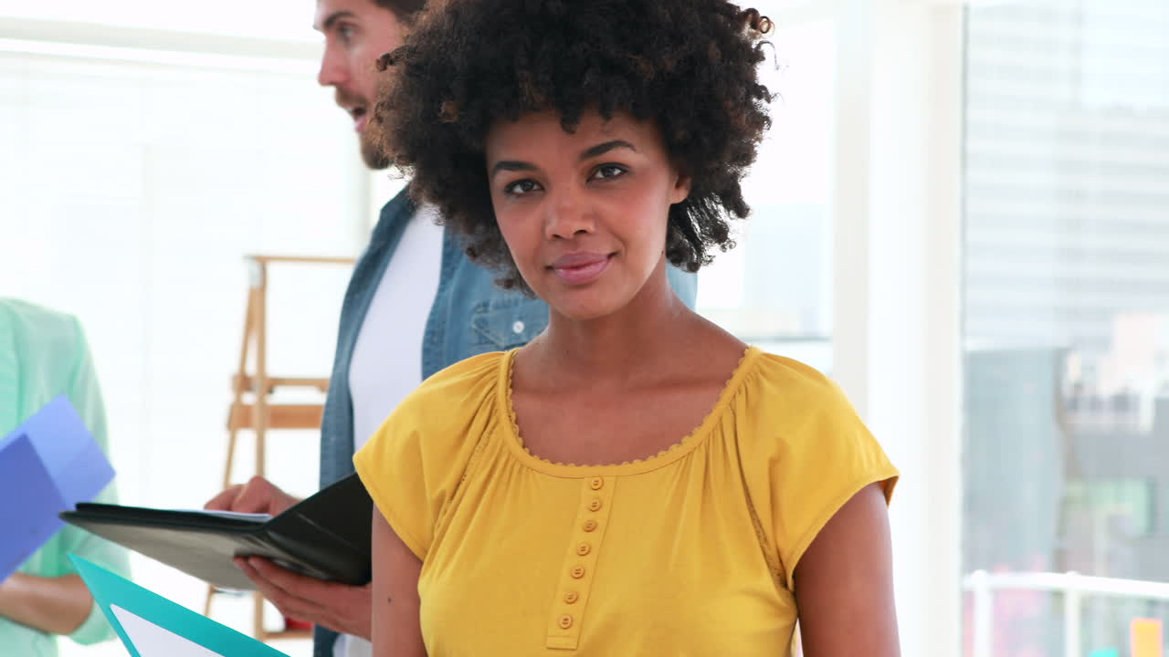 equipo de negocios creativo mirando carpetas