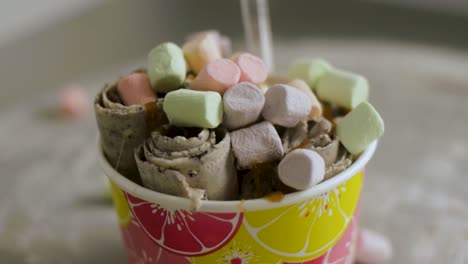 helado enrollado con malvaviscos