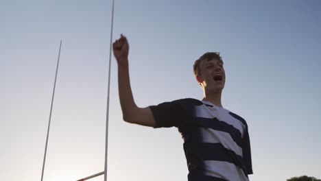 rugby player throwing the rugby ball