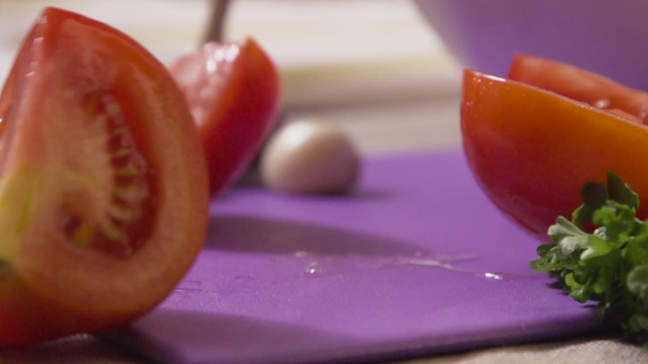 보라색 절단판 에 개진 토마토