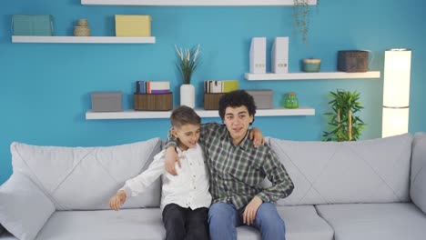 su hermano mayor pasa tiempo íntimo con su hermano menor.