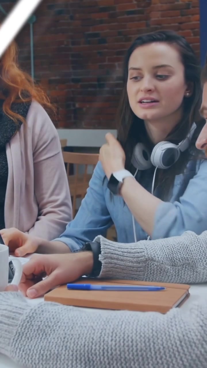 Donna con cuffie che digita sul laptop, con un'interfaccia di dati creativa che si sovrappone e oscura le mani mentre lavora.