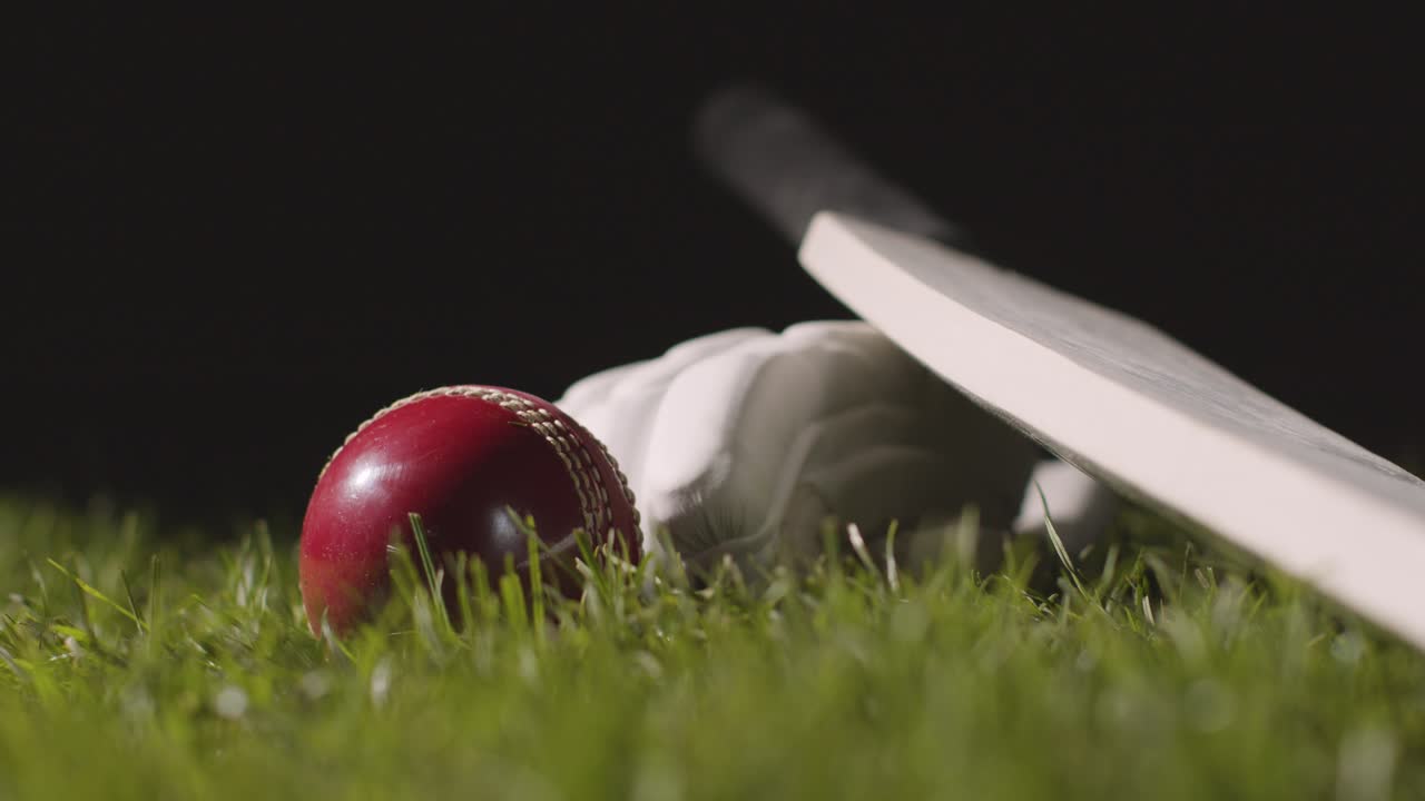 스튜디오 크리켓은 풀에 누워있는 배트와 장갑 에 굴러가는 공의 클로즈업으로 여전히 살아 있습니다.