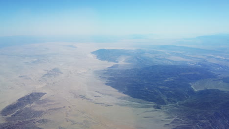 Vuelo-Aéreo-De-Gran-Altitud-Sobre-El-Desierto-En-Un-Día-Soleado