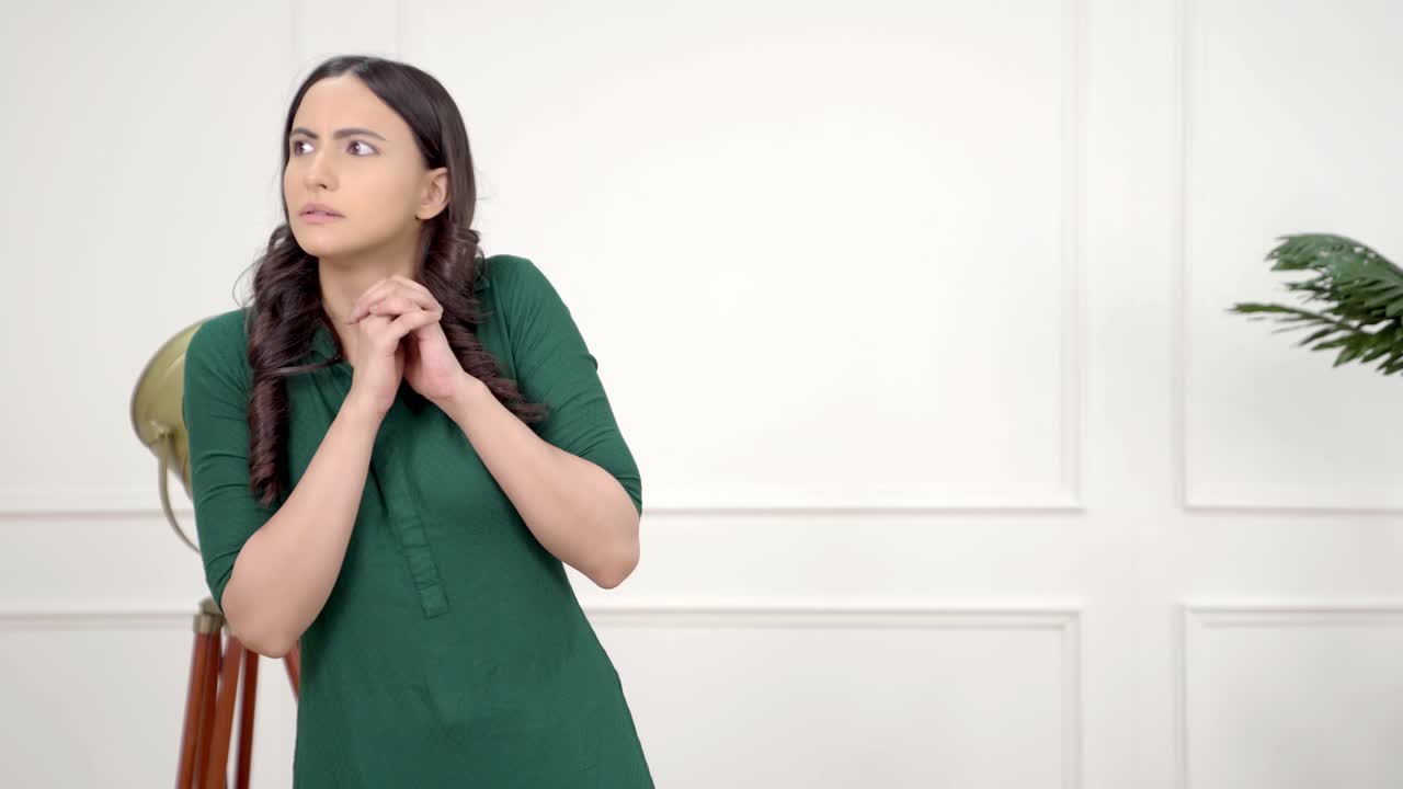 mujer india temerosa orando a dios