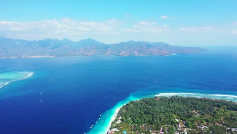 antena de aguas azules brillantes entre una hermosa isla de playa y tierras lejanas con pintorescas montañas