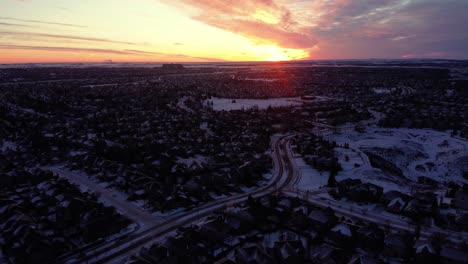 Tomas-Aéreas-De-La-Comunidad-De-Calgary-Durante-Un-Hermoso-Amanecer-De-Invierno-Con-Bienes-Raíces