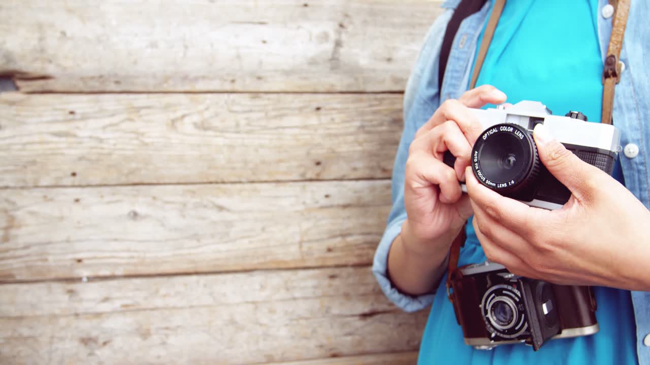 Un fotografo che regola l'obiettivo della fotocamera