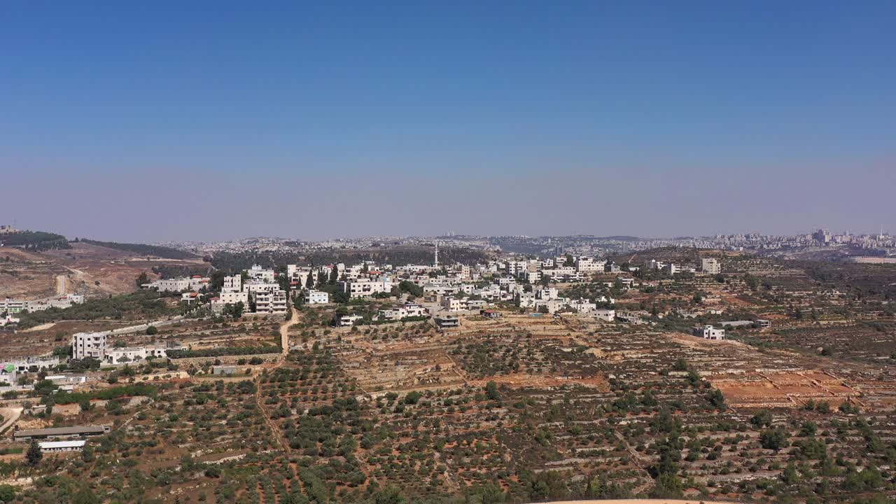 aldea palestina de beit surik con la ciudad de jerusalén en el fondo