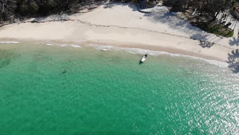 Panamá-En-Febrero-Tomas-De-Drones-De-La-Isla-Contadora-Con-Playas,-Arena,-Mar,-Cielos-Azules-Y-Momentos-Relajantes