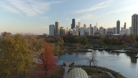 Schöne-Luftaufnahme-Von-Chicagos-Lincoln-Park-In-Herbstfarben-Bei-Sonnenuntergang