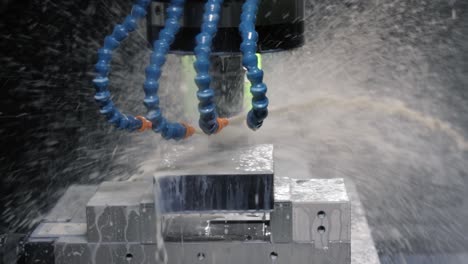 máquina de fresado cnc para metalurgia. corte de metal tecnología de procesamiento moderna.