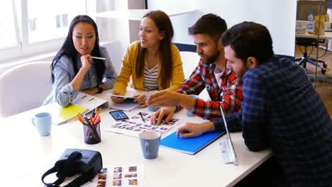 Diseñadores-Gráficos-Discutiendo-Sobre-Fotografías.