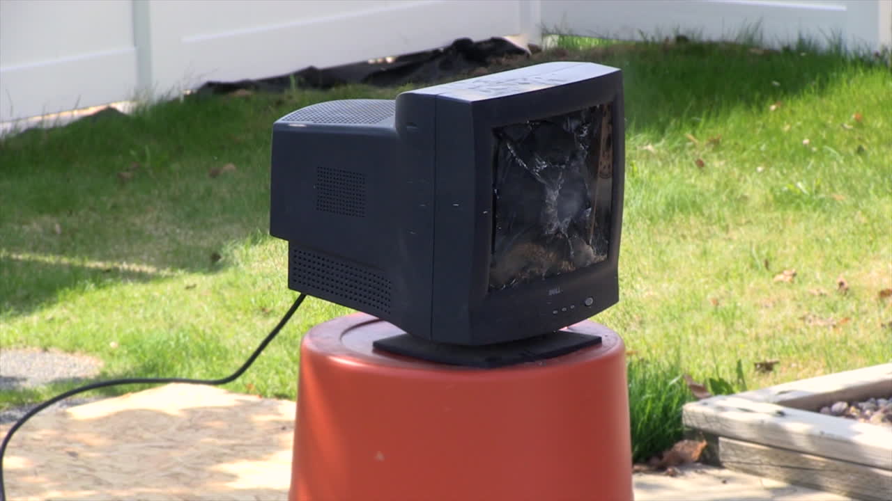 방망이로 박살나는 컴퓨터 모니터의 슬로우 모션 샷