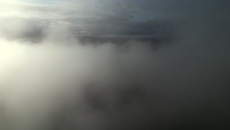 Der-Morgennebel-In-Den-Bergen-Beschleunigte-Sich-Um-Das-Vierfache,-Um-Bewegung-Zu-Zeigen