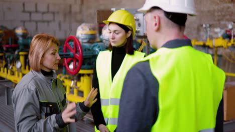 blonde technician explaining issues to the engineers