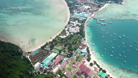 泰國克拉比島 (phi phi don island) 的著名雙灣 (double bay) 的無人機空中景觀