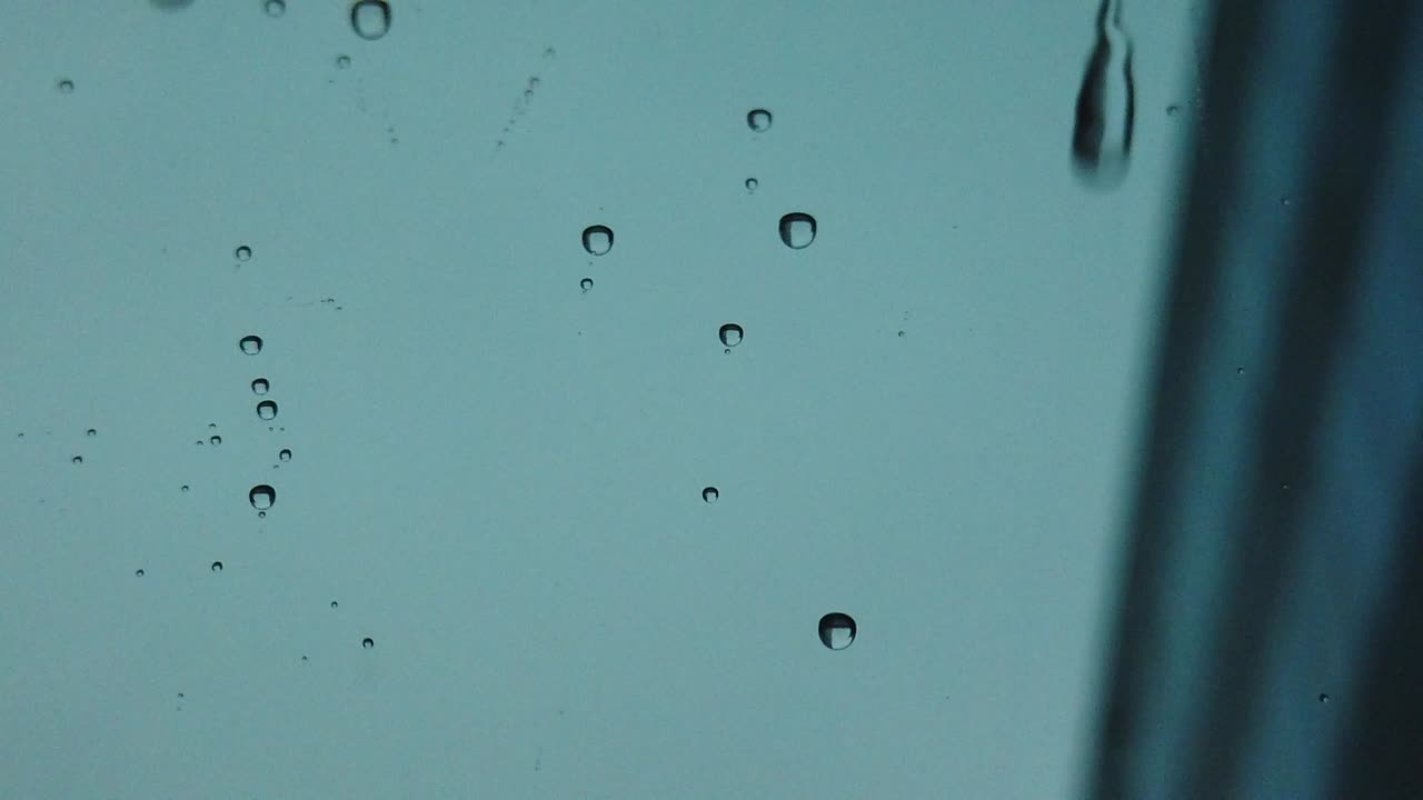 las gotas de lluvia caen sobre las ventanas muy lentamente, refrescando y reviviendo la vista