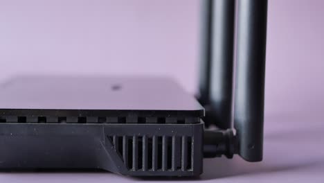 enrutador wi-fi con cables en la mesa