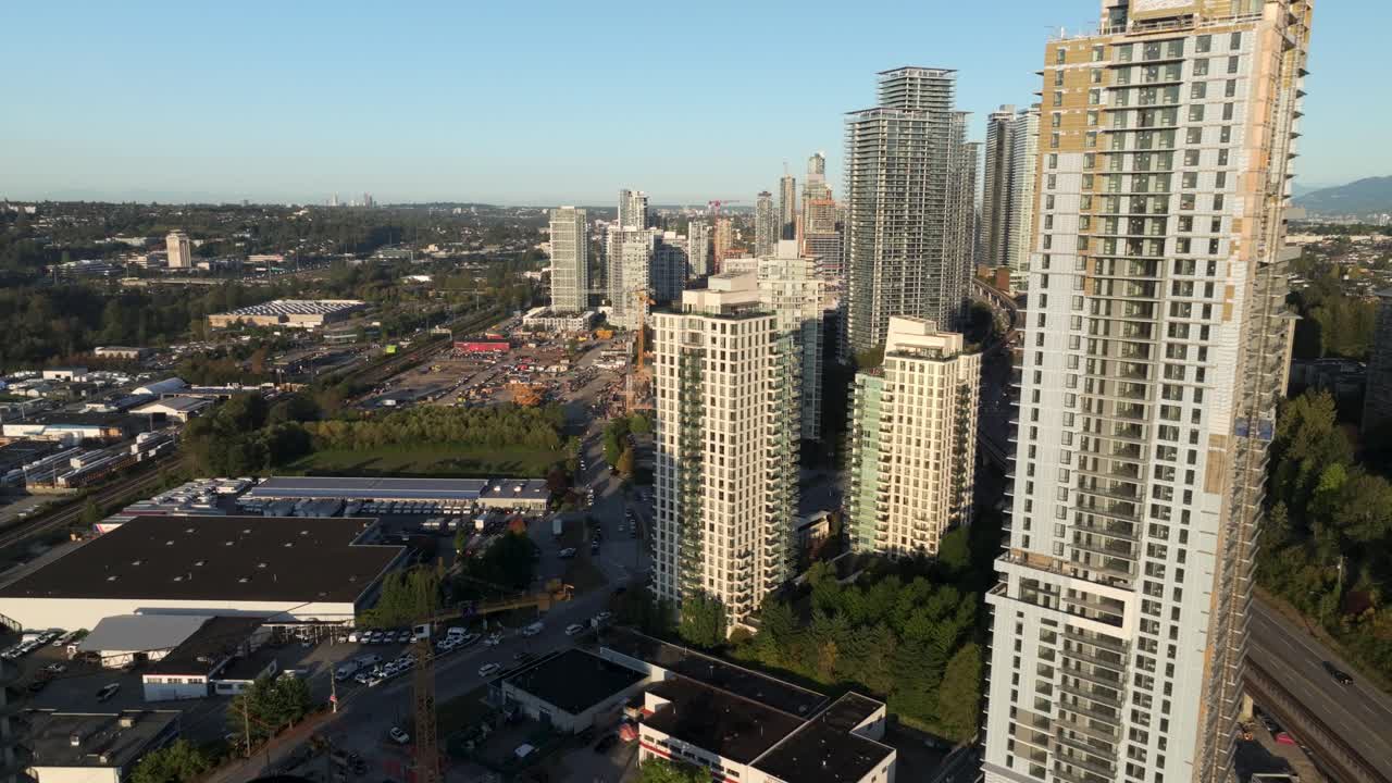 Vista aérea da paisagem urbana com torres de condomínios residenciais ao nascer do sol em Burnaby, Colúmbia Britânica, Canadá