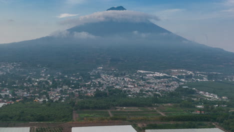 Aerial-Hyperlapse-Von-Volcan-De-Agua-In-Antigua-Guatemala-Mit-Wolken,-Die-Um-Die-Spitze-Schweben