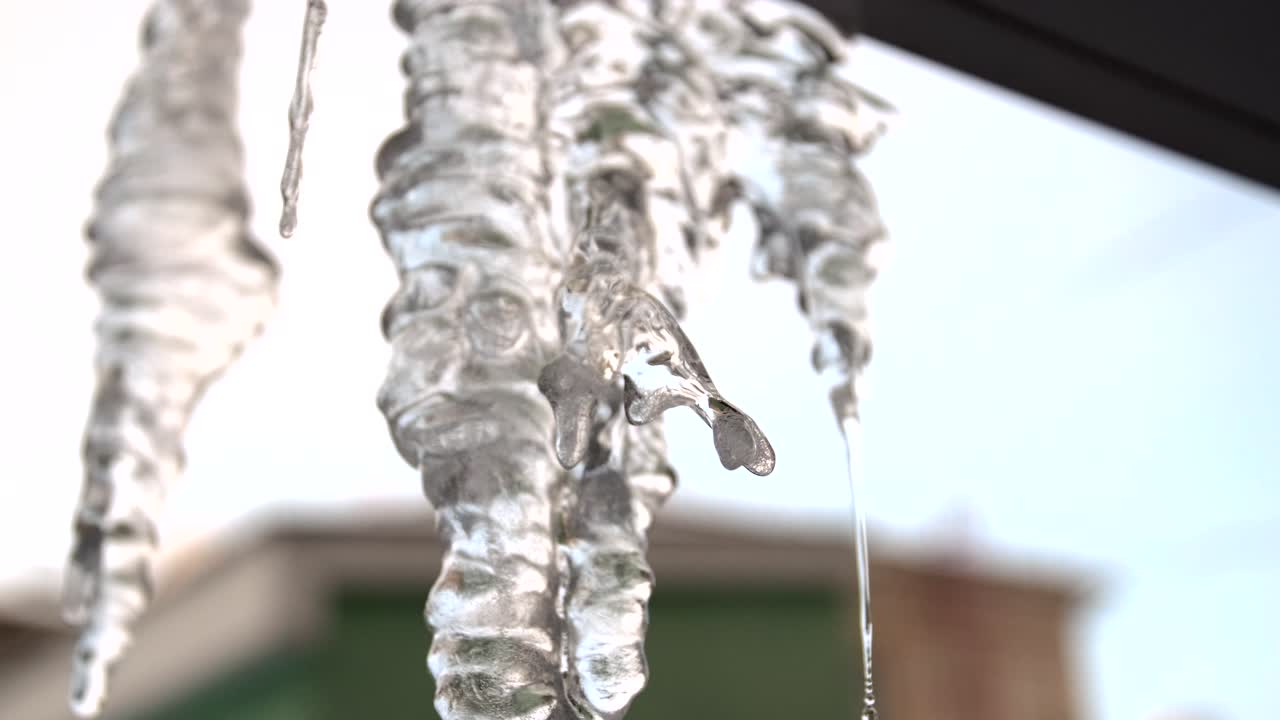 지붕 에서 매달린 얼음