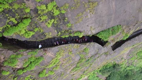 Vista-Aérea-De-La-Multitud-De-Devotos-Hindúes-Caminando-Hasta-La-Montaña-Brahmagiri-En-Trimbakeshwar-Durante-El-Mes-Sagrado-De-Shravana,-Nashik,-Maharashtra,-India