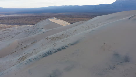 cima de dunas de arena gigantes en el vasto desierto del parque nacional mojave