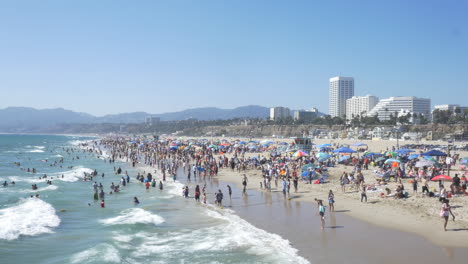 Concurrida-Playa-De-Santa-Mónica-En-Verano